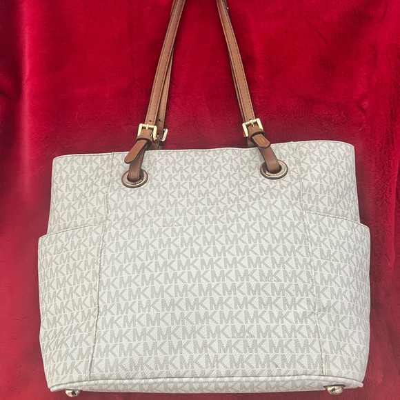 Michael Kors Beige Jet Set Tote Bag - Picture 2 of 9